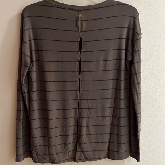 SPLENDID Stripe Pullover with Back Detail Size S - Picture 3 of 6